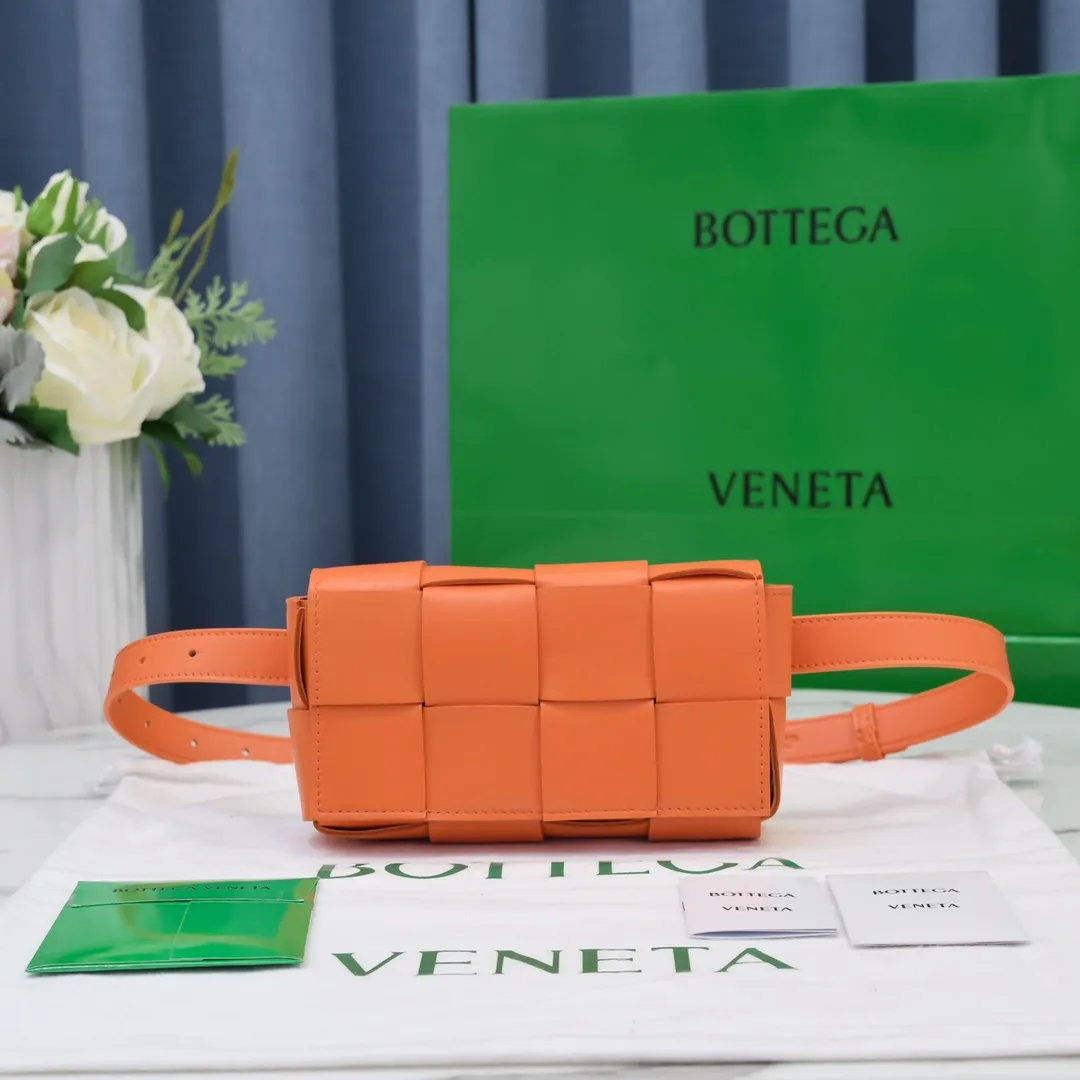 #𝐓𝐇𝐄 𝐁𝐄𝐋𝐓 𝐂𝐀𝐒𝐒𝐄𝐓𝐓𝐄 Checkered waist bag🔻 The hot cassette has a new style. The lambskin material is very light and has the same high-grade touch as always. It can be used as a handbag, waist bag, crossbody, or shoulder bag. Small and exquisite but very easy to use, it is stress-free to install iPhone plus, 💄lipstick 🕶️sunglasses! It continues the square shape of the cassette bag and does not deform after loading. It has a very concave shape! 【6815#】 Size: 17.5*9.5*5cm